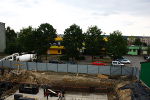 22 sierpie 2013 - Widok z budynku wymiennikowni (budynek do rozbirki). Widok z wysokoci pomidzy 1 i 2 pitrem budowanego bloku.